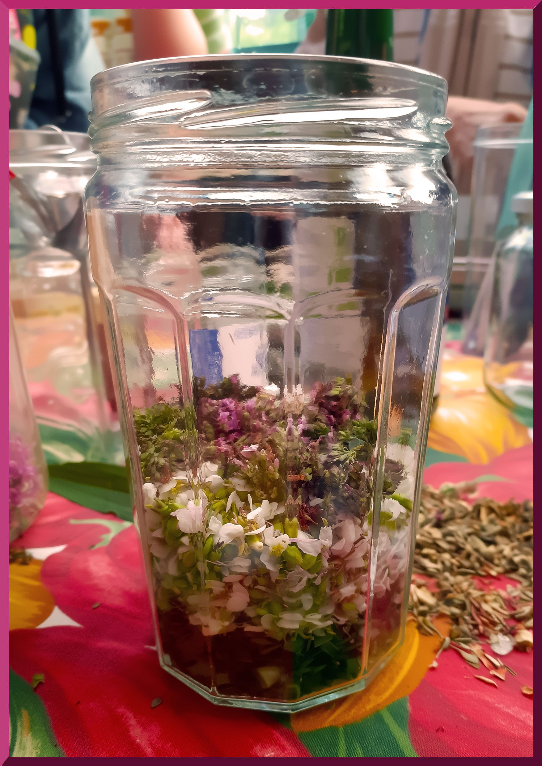 Réalisation d'un mandala fait de plantes et de fleurs